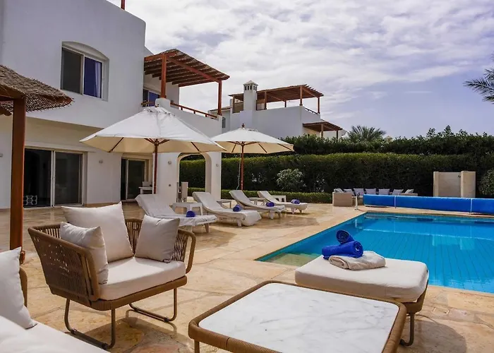 White Heaven - Swim, Lounge & Sunset Magic Villa Gurdaka