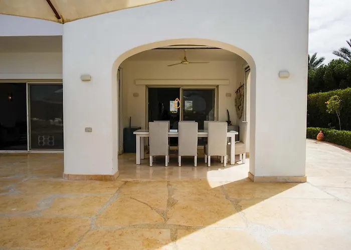 White Heaven - Swim, Lounge & Sunset Magic Villa